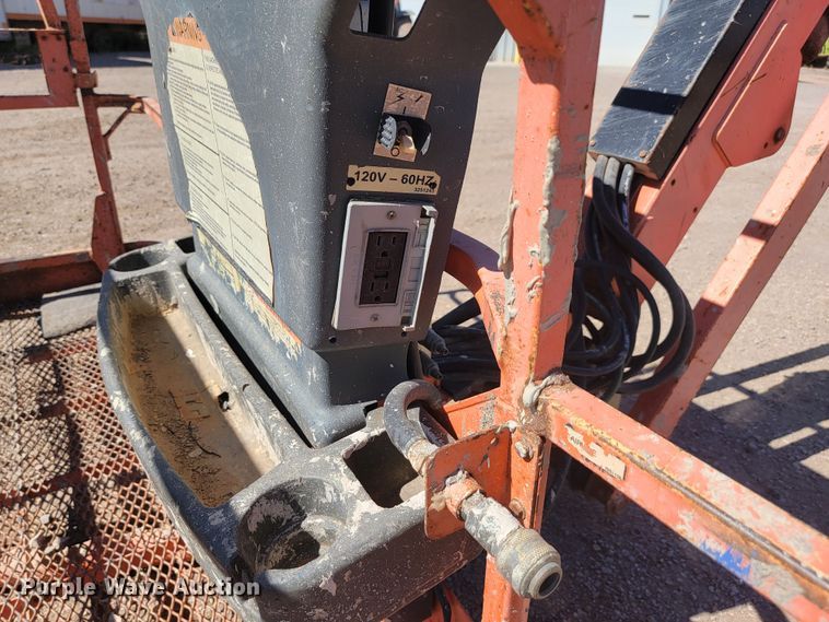 image for item JC9609 2005 JLG 860SJ  boom lift
