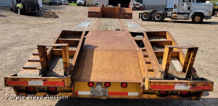 image for item JC9640 1994 Etnyre  equipment trailer