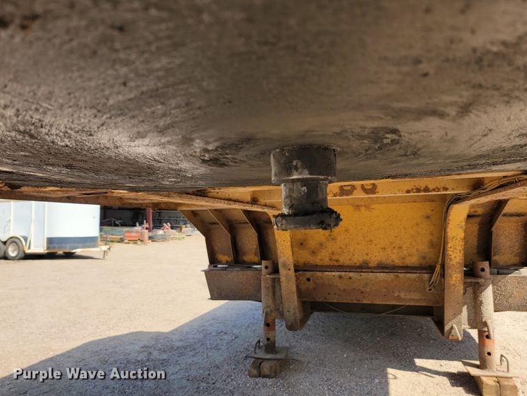 image for item JC9640 1994 Etnyre  equipment trailer