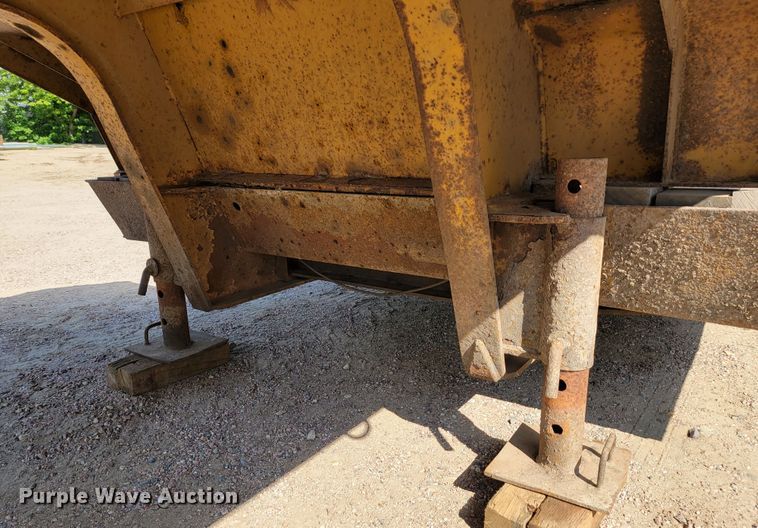 image for item JC9640 1994 Etnyre  equipment trailer