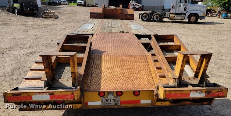 image for item JC9640 1994 Etnyre  equipment trailer