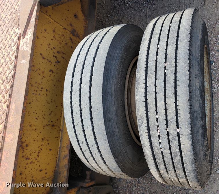 image for item JC9640 1994 Etnyre  equipment trailer