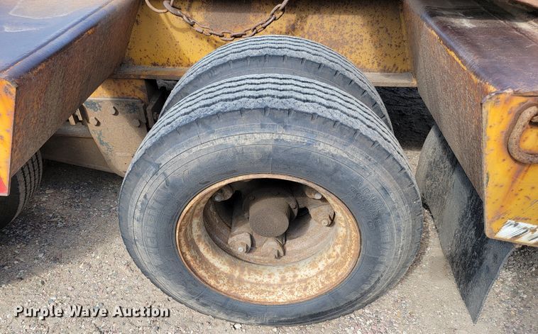 image for item JC9640 1994 Etnyre  equipment trailer