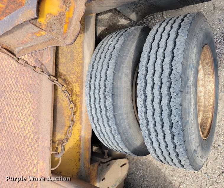 image for item JC9640 1994 Etnyre  equipment trailer