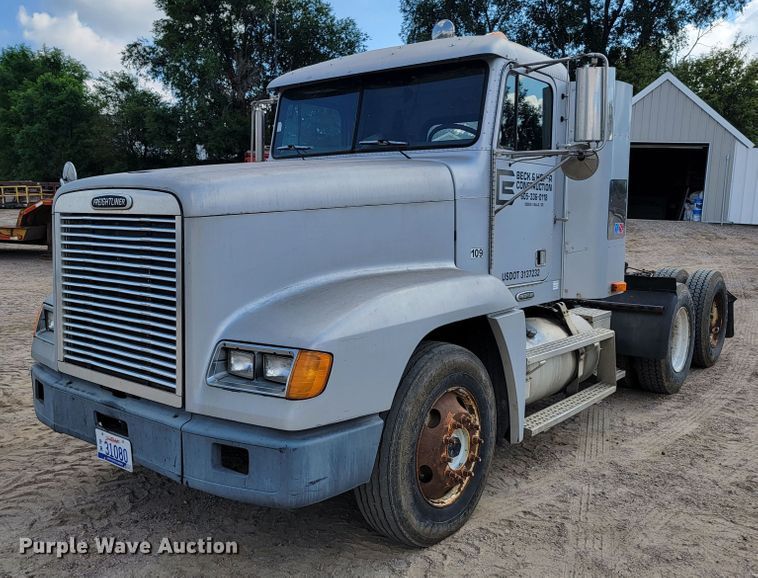 image for item JC9641 2000 Freightliner FLD120  semi truck