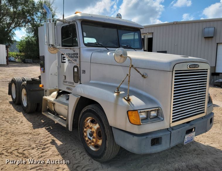 image for item JC9641 2000 Freightliner FLD120  semi truck