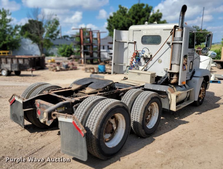 image for item JC9641 2000 Freightliner FLD120  semi truck