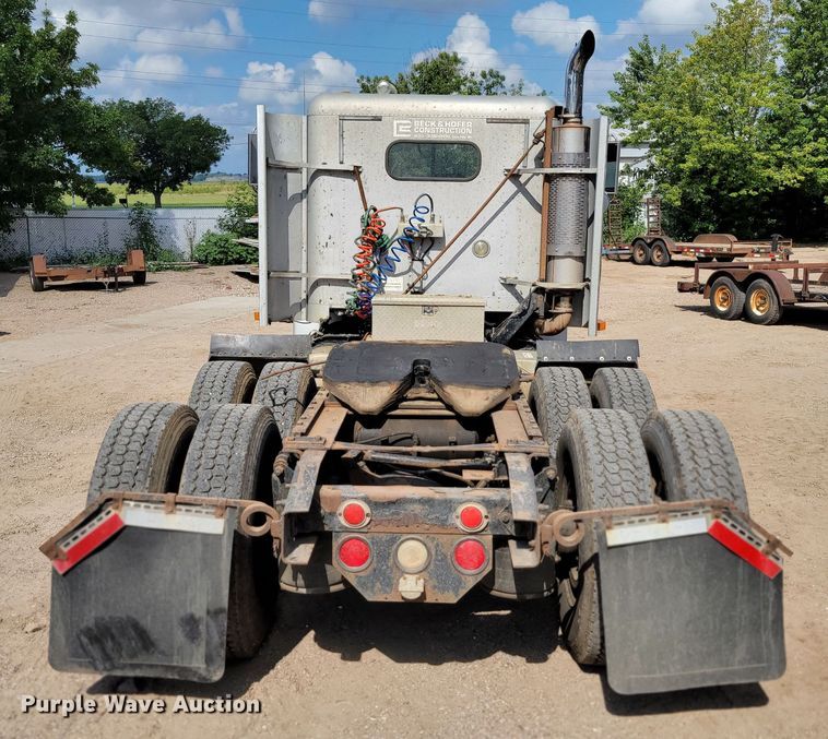 image for item JC9641 2000 Freightliner FLD120  semi truck