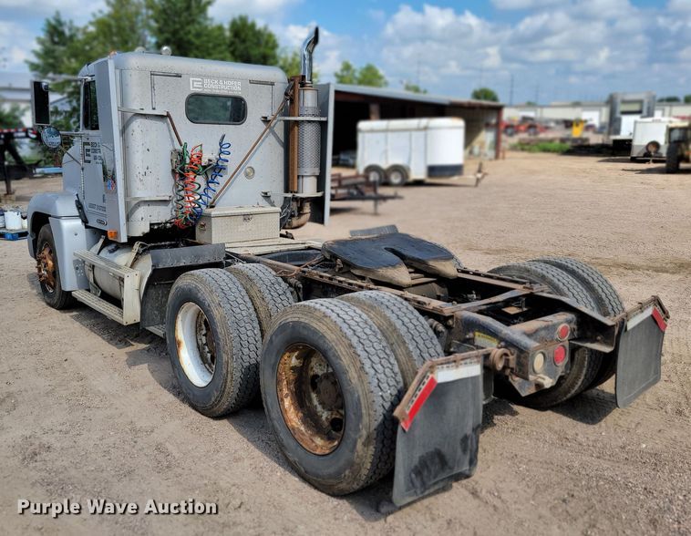 image for item JC9641 2000 Freightliner FLD120  semi truck