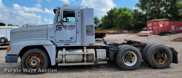 image for item JC9641 2000 Freightliner FLD120  semi truck
