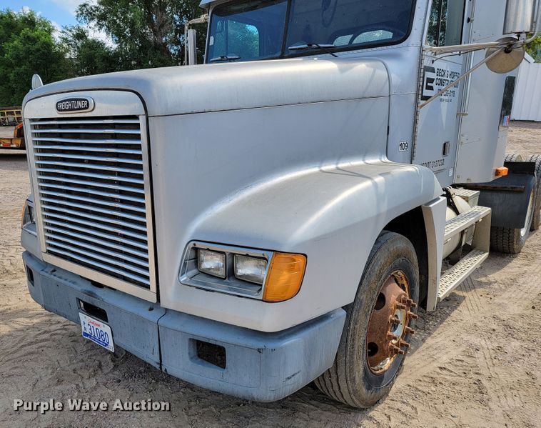 image for item JC9641 2000 Freightliner FLD120  semi truck
