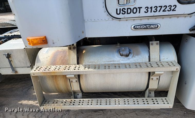 image for item JC9641 2000 Freightliner FLD120  semi truck