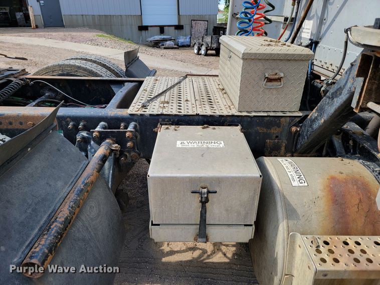 image for item JC9641 2000 Freightliner FLD120  semi truck