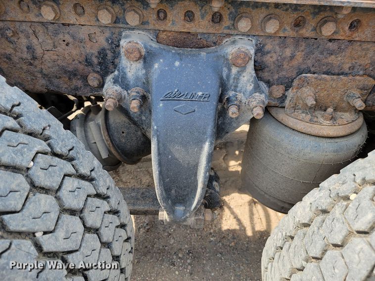 image for item JC9641 2000 Freightliner FLD120  semi truck