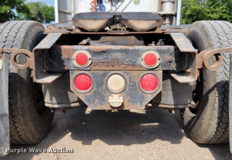 image for item JC9641 2000 Freightliner FLD120  semi truck