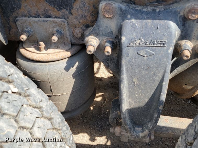 image for item JC9641 2000 Freightliner FLD120  semi truck