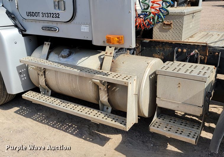 image for item JC9641 2000 Freightliner FLD120  semi truck