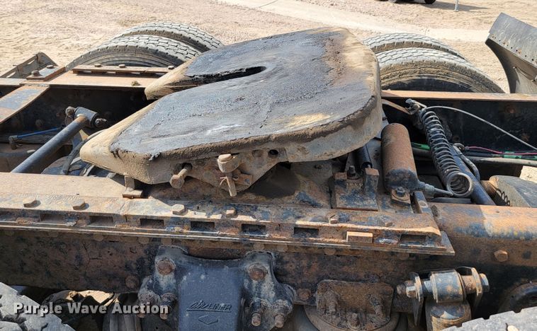 image for item JC9641 2000 Freightliner FLD120  semi truck