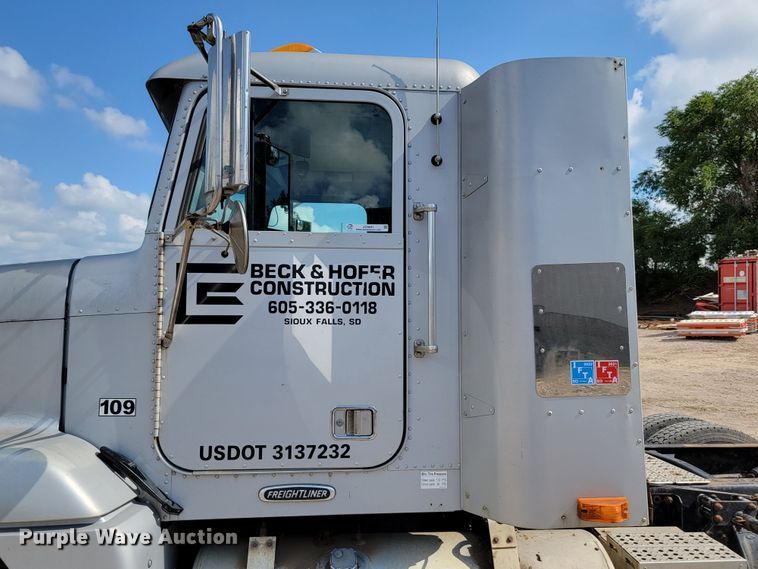 image for item JC9641 2000 Freightliner FLD120  semi truck