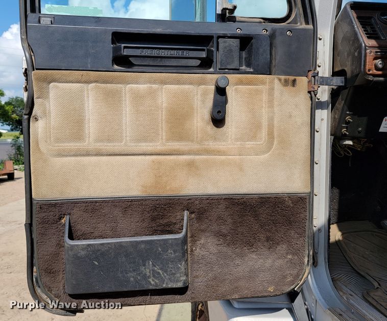 image for item JC9641 2000 Freightliner FLD120  semi truck