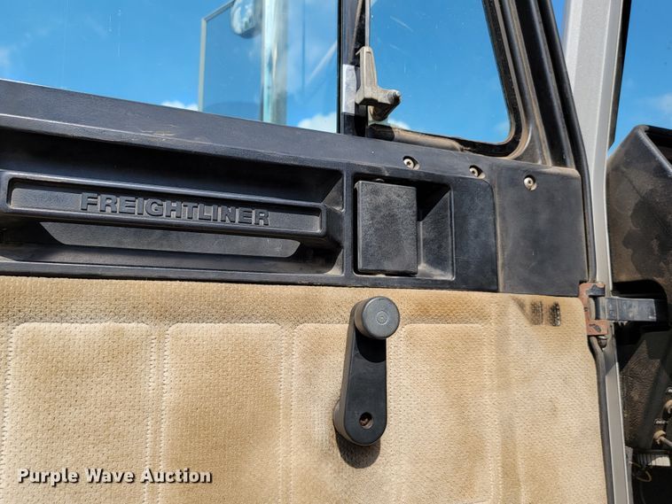 image for item JC9641 2000 Freightliner FLD120  semi truck