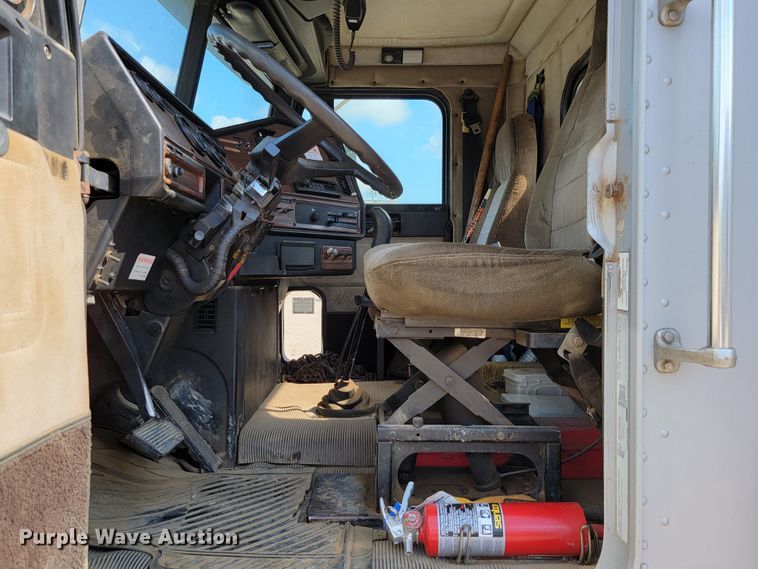 image for item JC9641 2000 Freightliner FLD120  semi truck