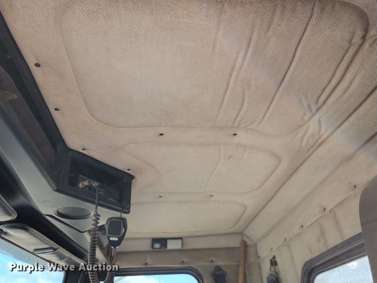 image for item JC9641 2000 Freightliner FLD120  semi truck