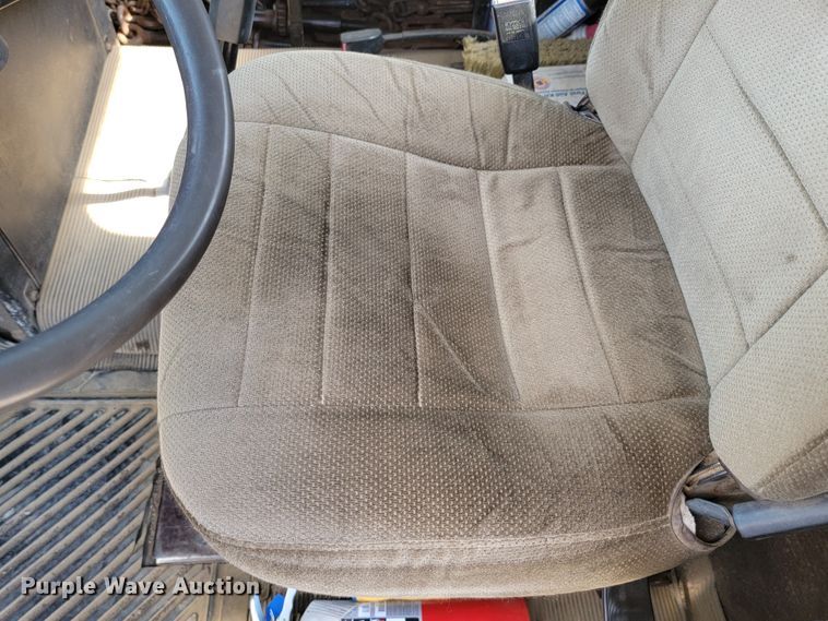 image for item JC9641 2000 Freightliner FLD120  semi truck