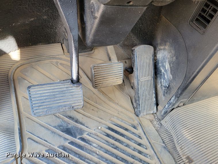 image for item JC9641 2000 Freightliner FLD120  semi truck