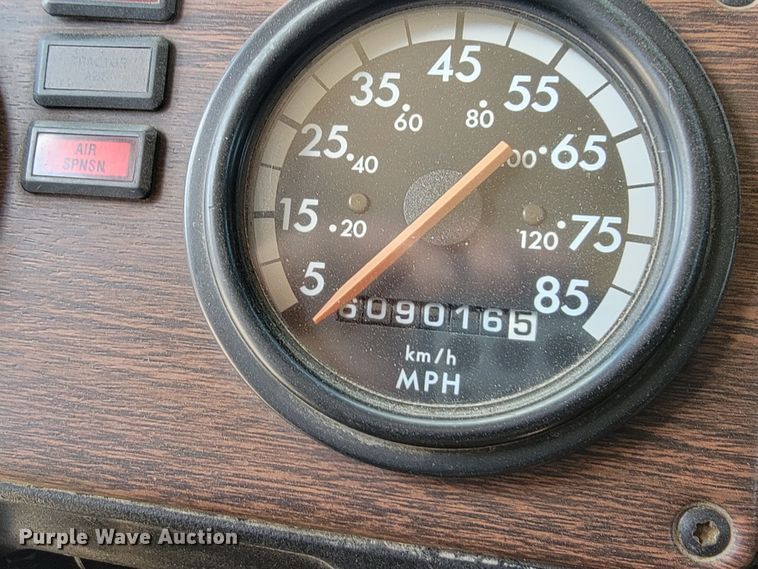 image for item JC9641 2000 Freightliner FLD120  semi truck