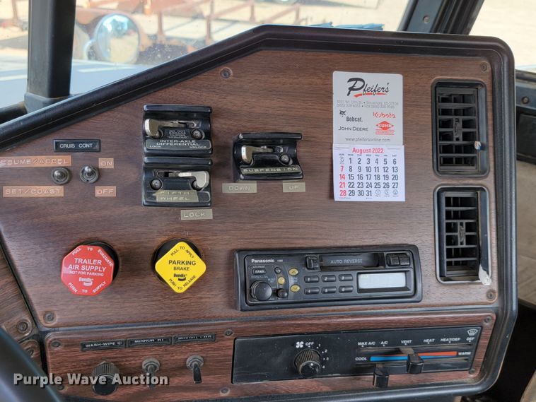 image for item JC9641 2000 Freightliner FLD120  semi truck