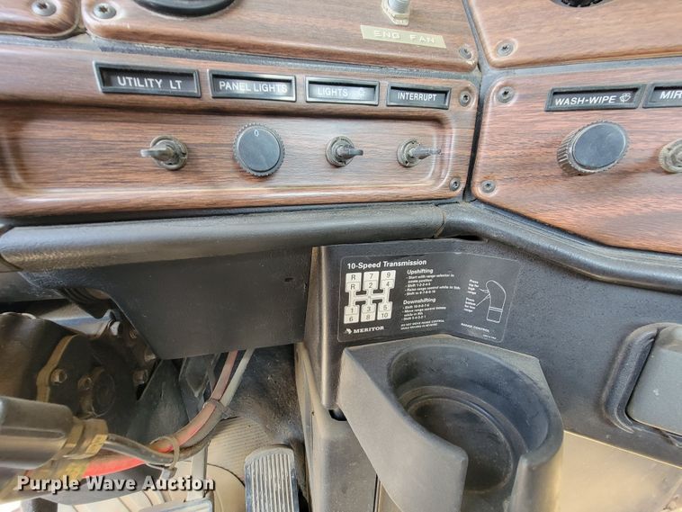 image for item JC9641 2000 Freightliner FLD120  semi truck