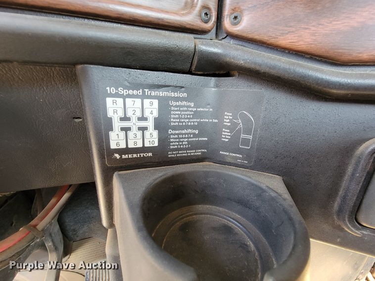 image for item JC9641 2000 Freightliner FLD120  semi truck