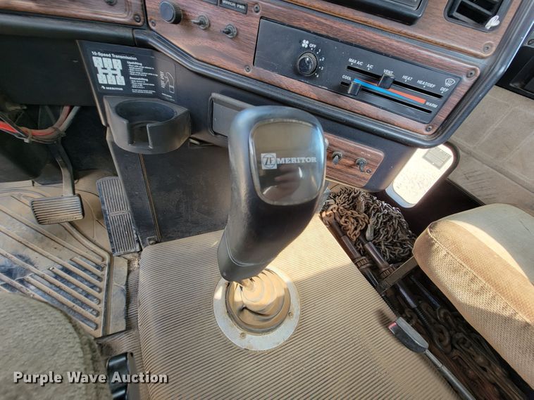 image for item JC9641 2000 Freightliner FLD120  semi truck