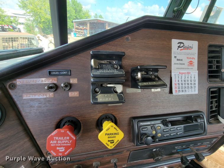 image for item JC9641 2000 Freightliner FLD120  semi truck