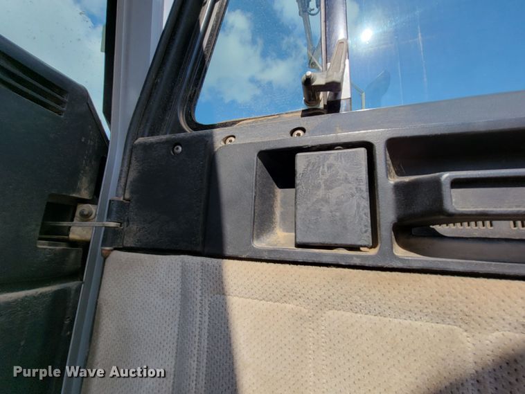 image for item JC9641 2000 Freightliner FLD120  semi truck