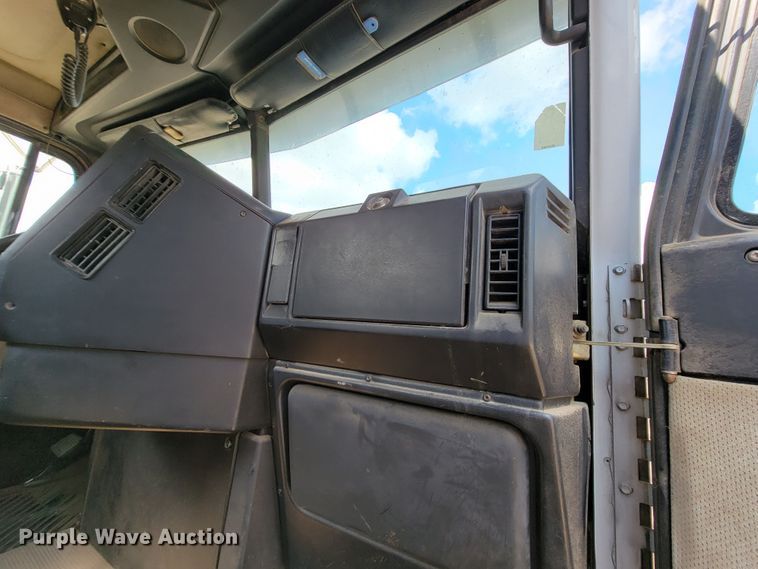 image for item JC9641 2000 Freightliner FLD120  semi truck