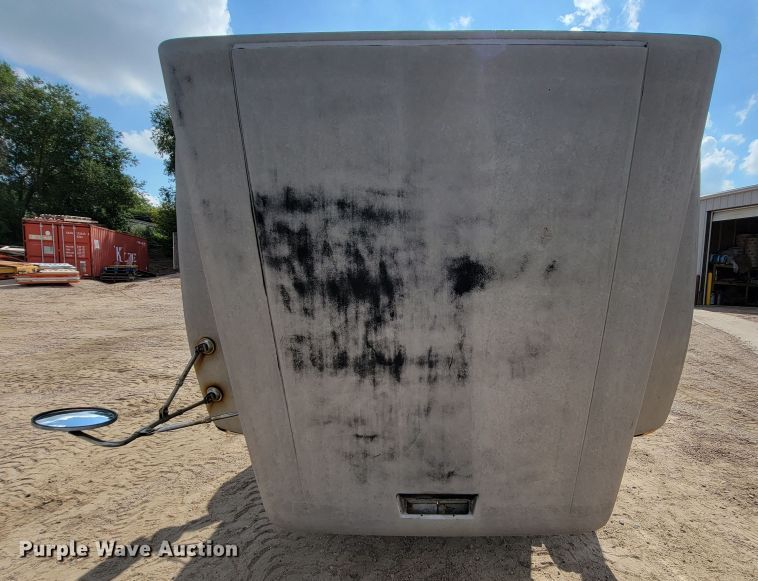 image for item JC9641 2000 Freightliner FLD120  semi truck