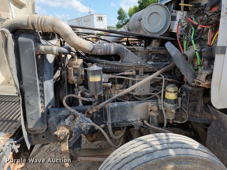 image for item JC9641 2000 Freightliner FLD120  semi truck