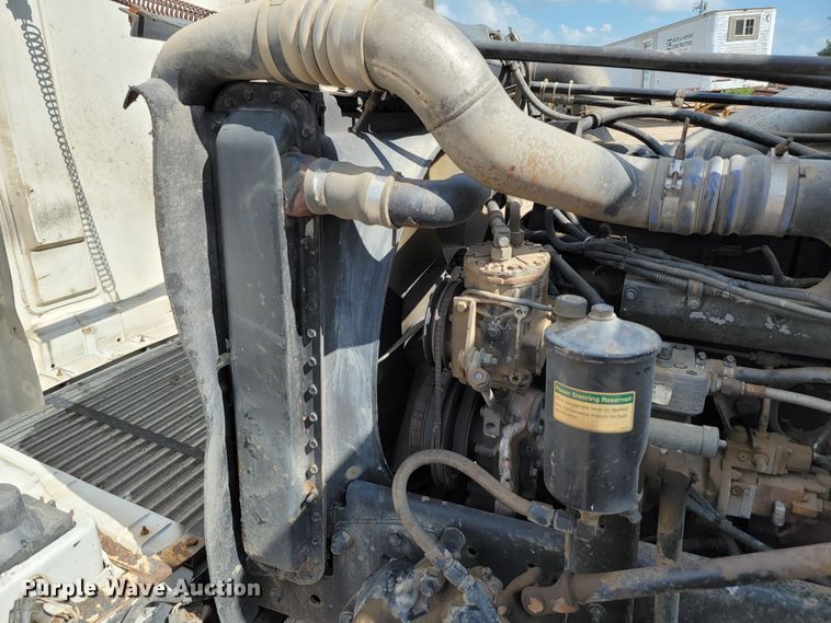 image for item JC9641 2000 Freightliner FLD120  semi truck