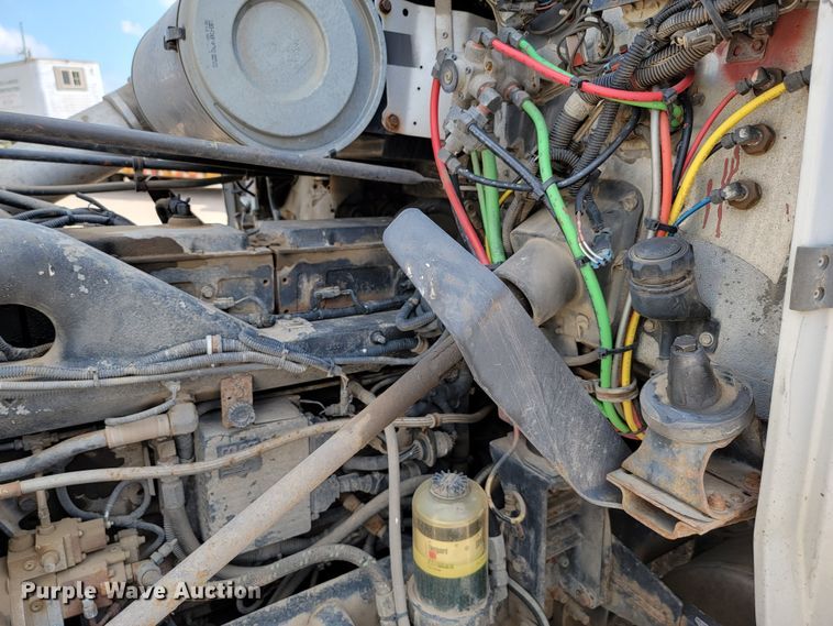 image for item JC9641 2000 Freightliner FLD120  semi truck