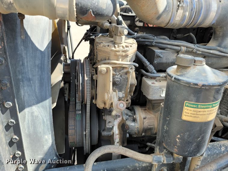 image for item JC9641 2000 Freightliner FLD120  semi truck