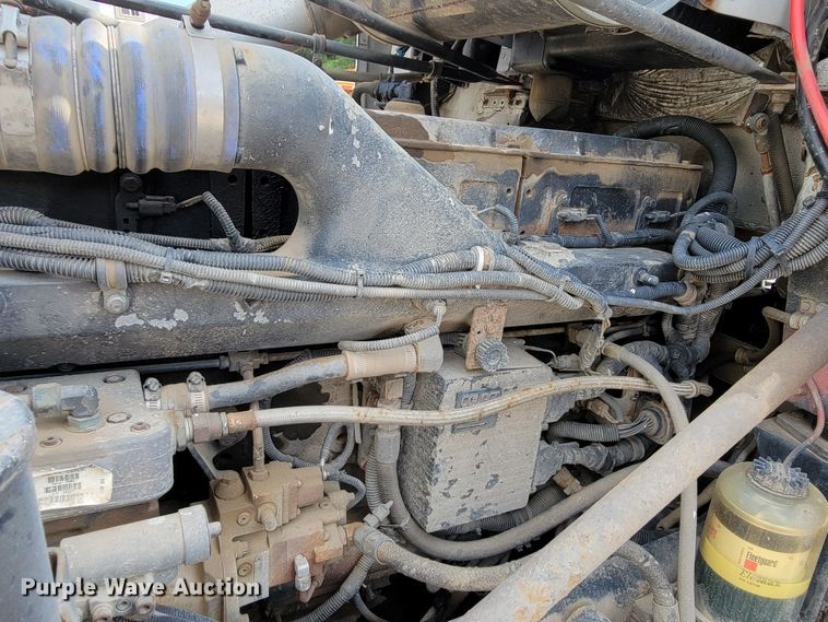 image for item JC9641 2000 Freightliner FLD120  semi truck