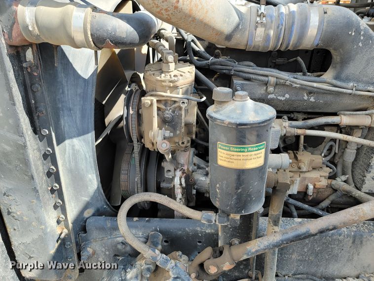 image for item JC9641 2000 Freightliner FLD120  semi truck