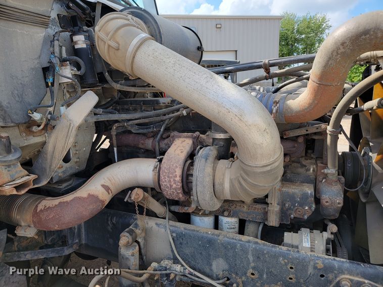 image for item JC9641 2000 Freightliner FLD120  semi truck