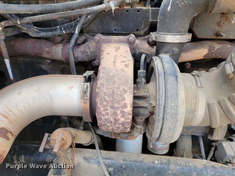 image for item JC9641 2000 Freightliner FLD120  semi truck