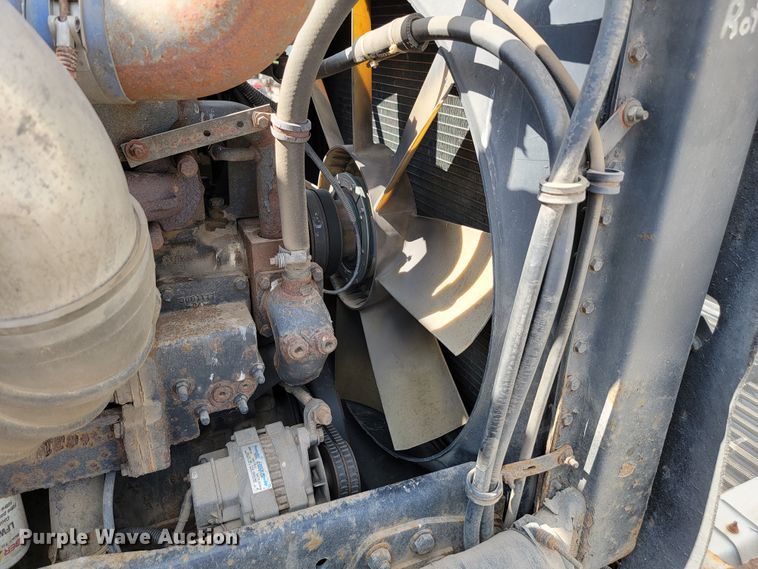 image for item JC9641 2000 Freightliner FLD120  semi truck