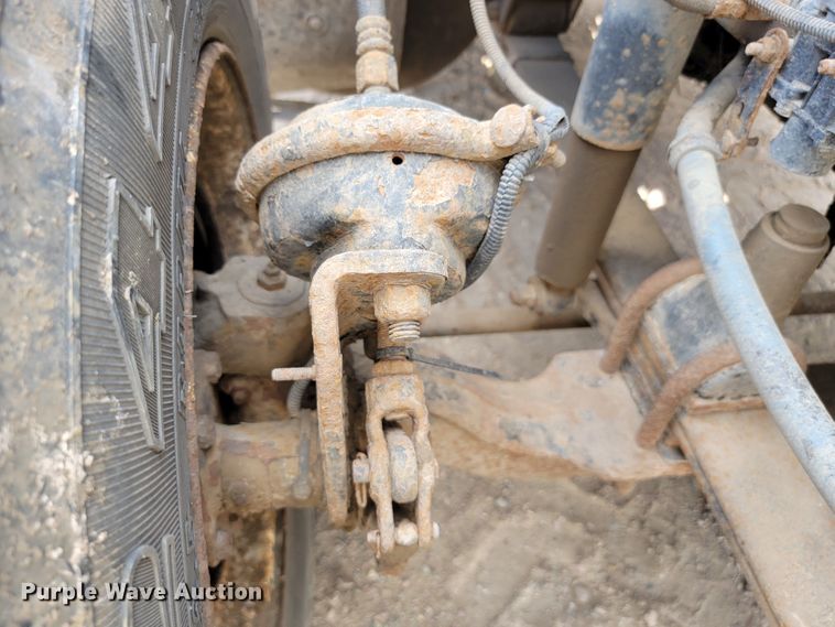 image for item JC9641 2000 Freightliner FLD120  semi truck