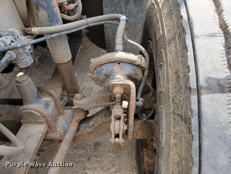 image for item JC9641 2000 Freightliner FLD120  semi truck