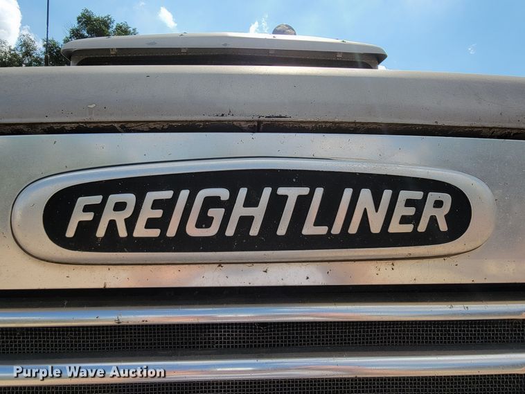 image for item JC9641 2000 Freightliner FLD120  semi truck